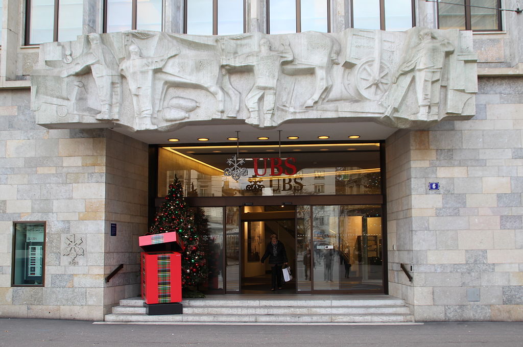 瑞士銀行集團（UBS AG）遭法國檢方控告稅務詐欺，巴黎法院今天判決瑞銀有罪，並處以37億歐元（約新台幣1292億元）罰金。圖為瑞銀集團總部。 圖：翻攝維基百科/By Parpan05