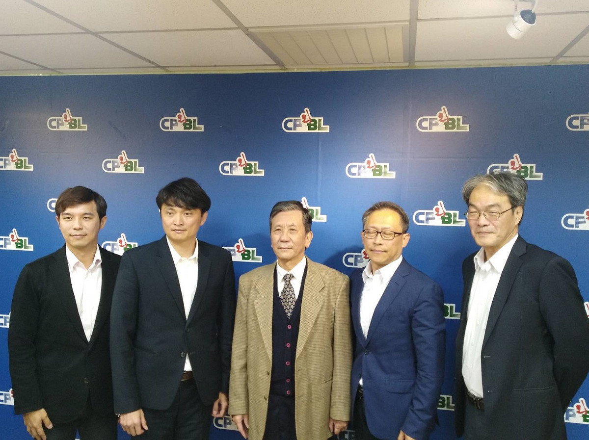 中華職棒聯盟拜會秘書長馮勝賢，味全前領隊任中傑以及頂新和德文教基金會發言人歐陽劭偉前往聯盟討論味全加盟相關事宜。 圖／黃建霖攝