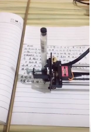 學生買機器代寫作業掀熱潮 「寫作業神器」賣到斷貨 圖: 翻攝自youtube