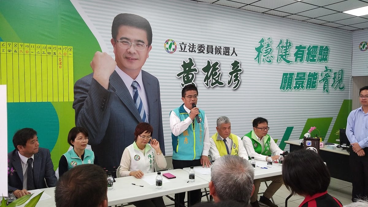 黃振彥在黨籍立委陪同下舉行記者會，就農地工廠議題表態。 圖 : 黃振彥競選總部/提供