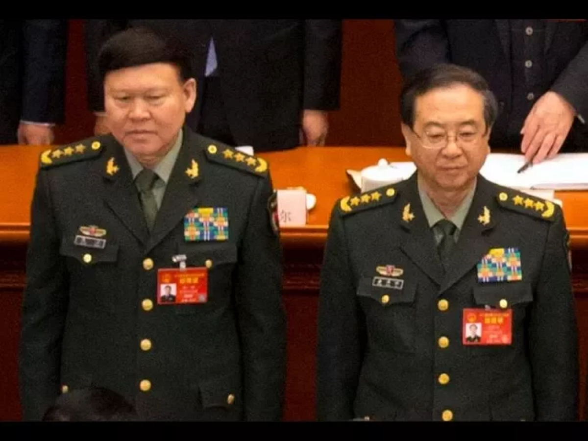 由於張陽（左）上吊身亡5天之後，官方才宣布他「畏罪自殺」，博聞社披露，張陽可能是「被自殺」，更大的可能是與房峰輝（右）涉及「倒習」流產政變而「被滅口」。 圖：翻攝自Youtube