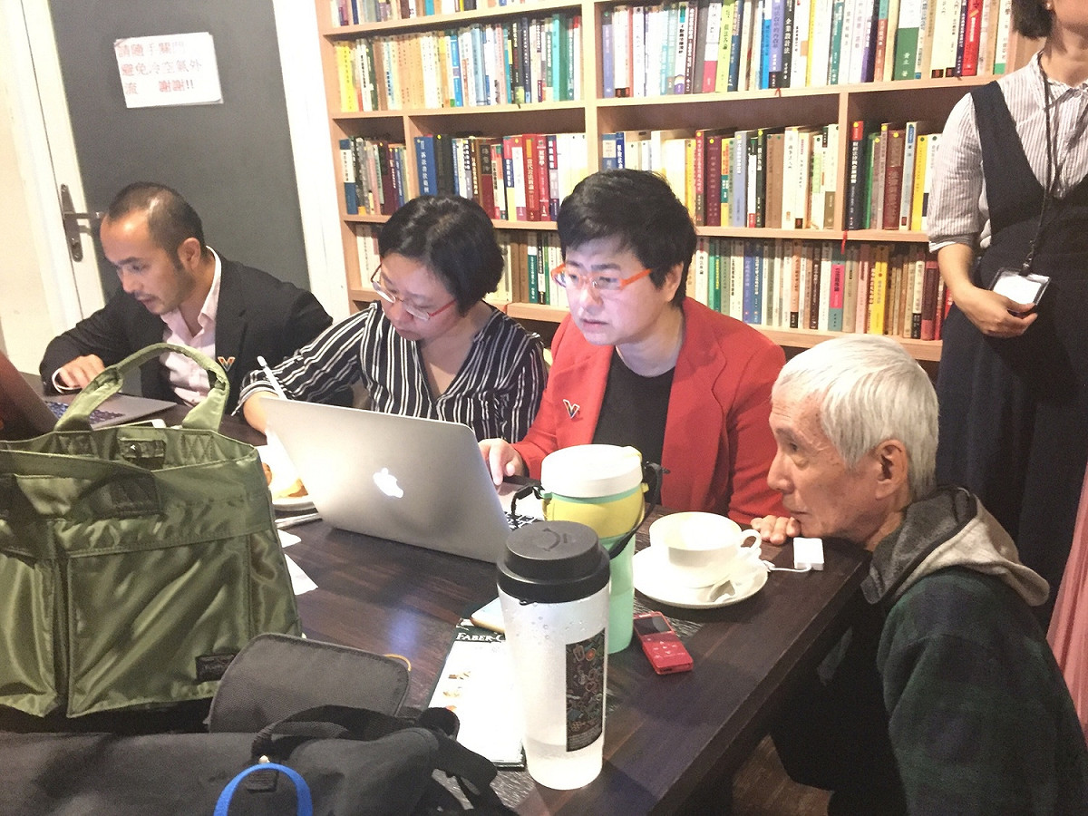 長期投入婚姻平權運動的伴侶盟理事長許秀雯（左三）與伴侶盟秘書長簡至潔（左二）21日上午共同召開記者會。 圖：趙婉淳／攝