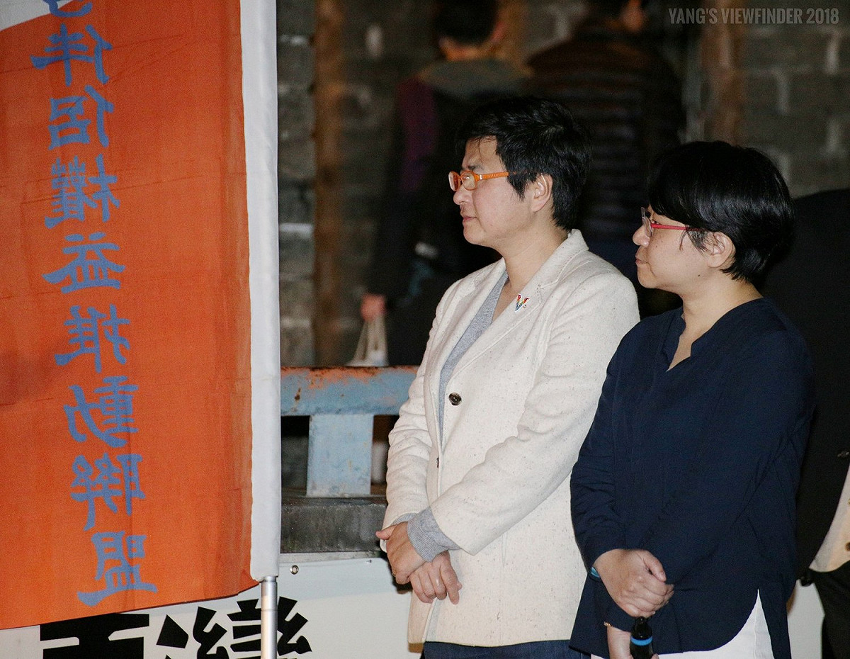 長期投入婚姻平權運動的伴侶盟理事長許秀雯（左）與伴侶盟秘書長簡至潔（右）。 圖：台灣伴侶權益推動聯盟提供