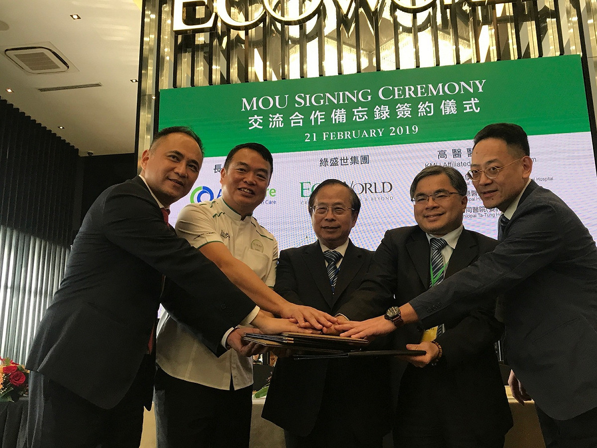 （左起）長樂執行長朱兆祥丶綠盛世執行長曾建華丶高醫中和院長侯明鋒丶大同院長陳彥旭丶小港副院長龍震宇宣示合作。 圖：高醫公關室／提供