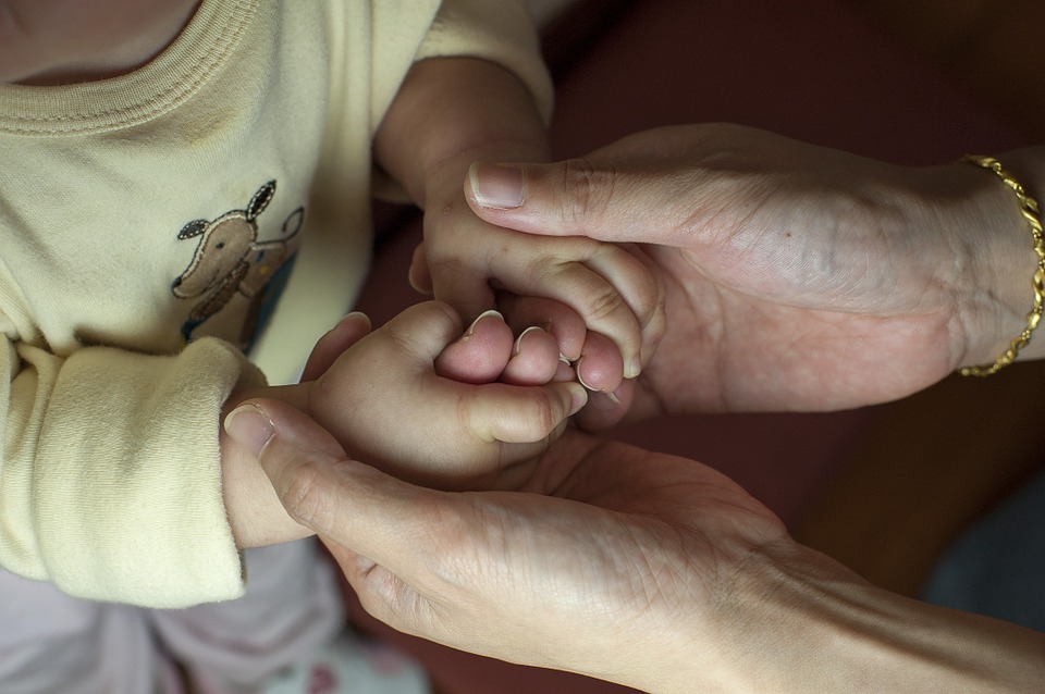 勞動部今天放寬規定，只要撫育2名以上未滿3歲的子女，夫妻就可以同時請育嬰假。 圖：取材自pixabay網站