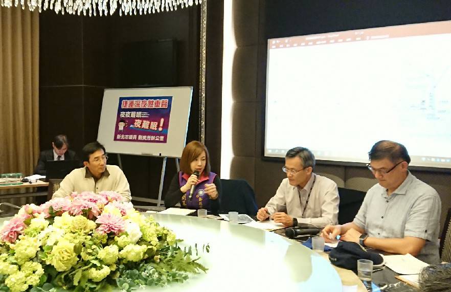 國民黨新北市議員劉美芳（左二）邀雙北市捷運工程局及居民會商，決定先編列850萬元在今年10月前設置隔音牆。  圖：劉美芳/提供