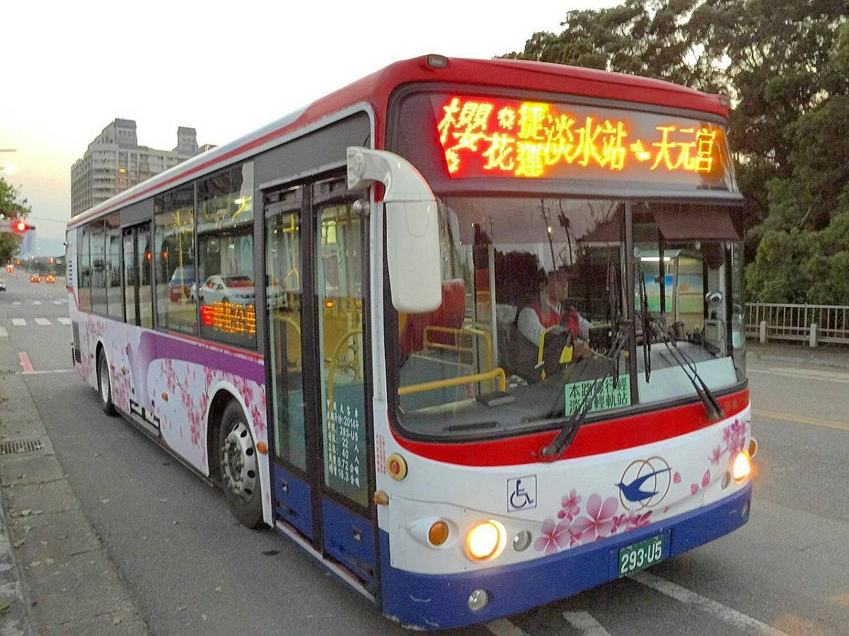 因應淡水天元宮賞櫻人潮，新北市交通局從2月28日起將新增兩條接駁公車。 圖：新北市交通局/提供