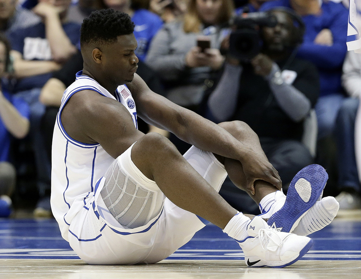 Zion Williamson還在杜克大學的最後一局球季，他也因為球鞋損毀導致右膝輕度扭傷，而缺席六場比賽。 圖／美聯社／達志影像