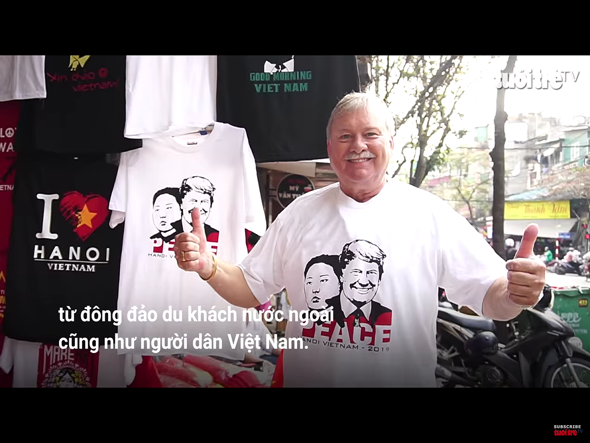 越南與北韓都歷經對美戰爭，越南目前在與美國關係取得良好進展。越南可視為走過戰爭、擱置過去、開放融入國際社會且不斷向前發展整個過程的象徵，是美國與北韓應考慮參考與採用的典範模式。圖為河內街頭，遊客買了一件印有美國總統川普和北韓領導人金正恩圖像的T恤，穿上後開心比讚。 圖：翻攝自Youtube