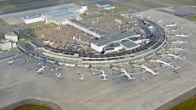 日本北海道昨天晚間發生規模5.8、震度6弱有感地震，目前已知有4人受到輕傷，有約120名旅客昨晚被迫在新千歲機場過夜。 圖 : 翻攝自japantour.com