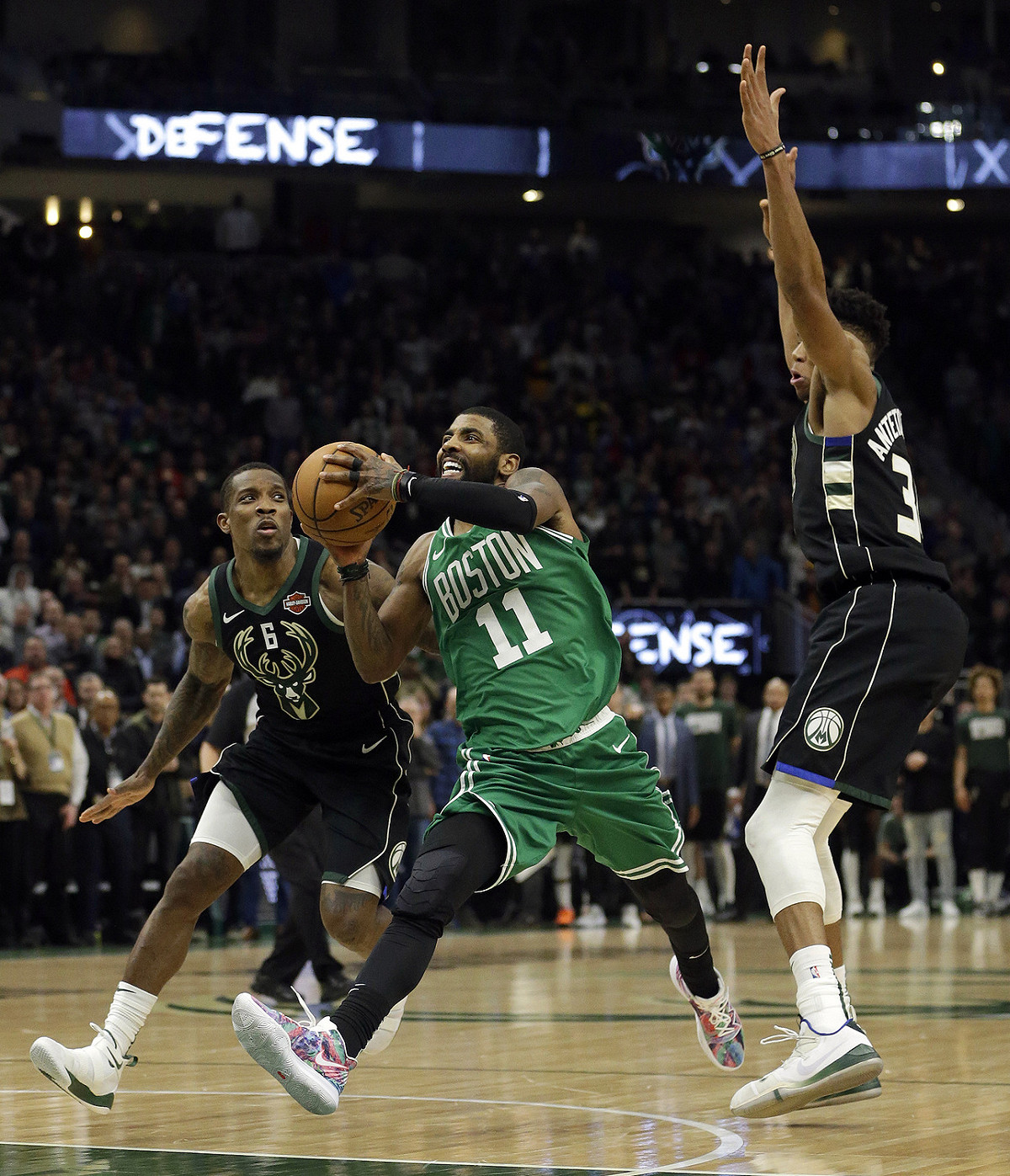Kyrie Irving(持球者)最後一擊上籃落空疑似遭犯未判。 圖／美聯社／達志影像
