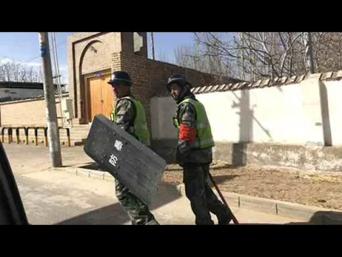 中國政府強調，自從它們兩年前在新疆開啟再教育營後，新疆恐攻的比例就降低了。 圖：翻攝自Youtube