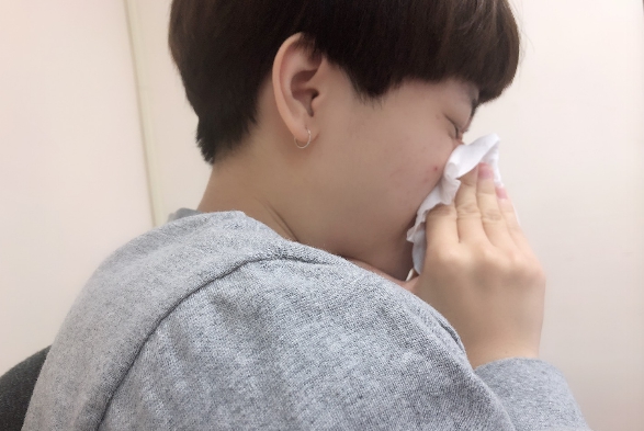 目前為麻疹好發季節，疾管署呼籲，民眾一旦出現發燒、鼻炎、咳嗽、紅疹等疑似症狀，請戴口罩速就醫並主動告知接觸史。 圖：張嘉哲/攝