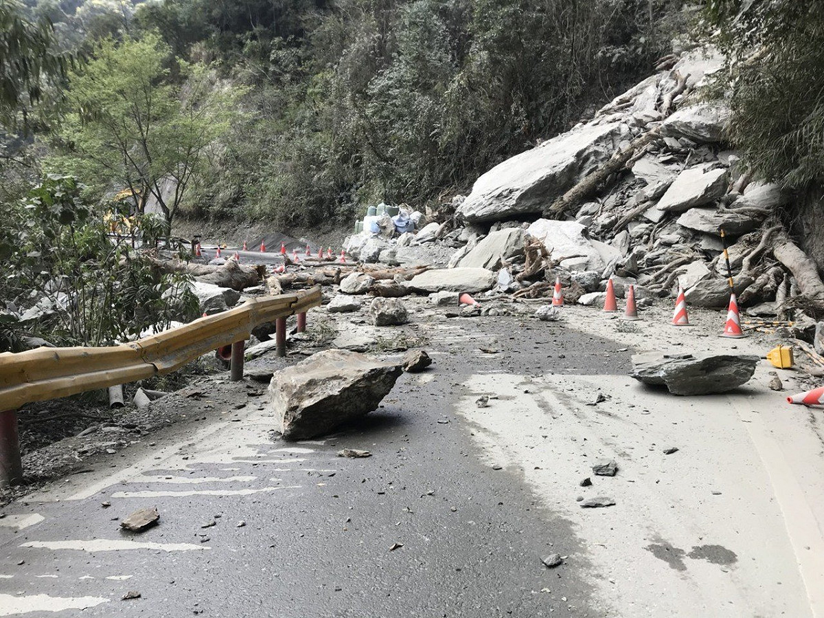 中橫公路華祿溪橋段近日屢傳落石坍方，公路總局宣布即日起至27日夜間預警性封路。 圖：公路總局/提供