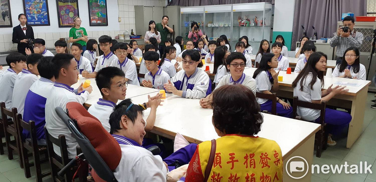 小瑜在媽媽的陪同下，一起與興華中學一年三班學生一起上課。 圖：蔡坤龍/攝