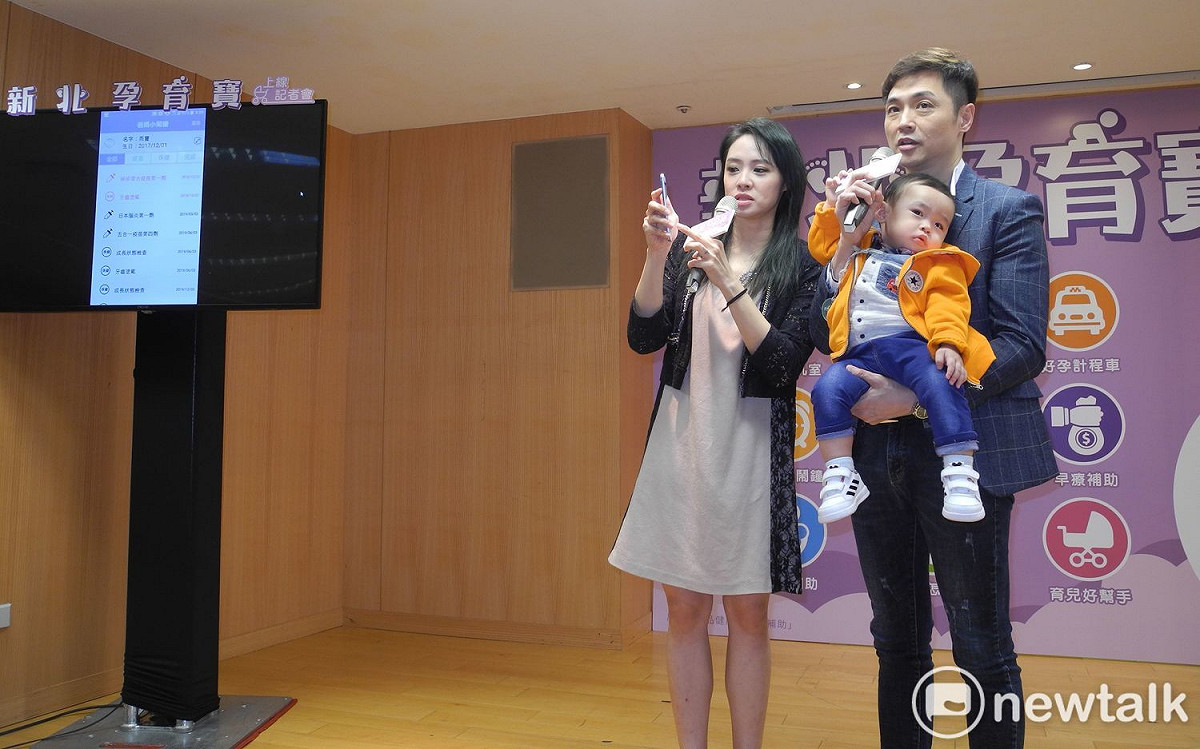 藝人宋達民、洪百榕夫婦及1歲兒子乖寶代言，示範操作「新北孕育寶App」。 圖：王峻昌/攝