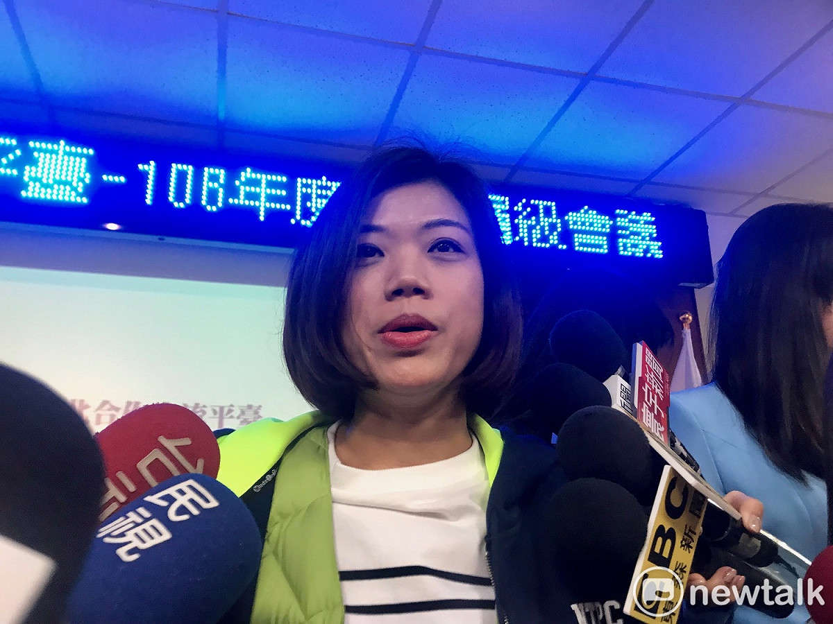新北市新聞局長蔣志薇解釋市長缺席原因。 圖：周煊惠 / 攝