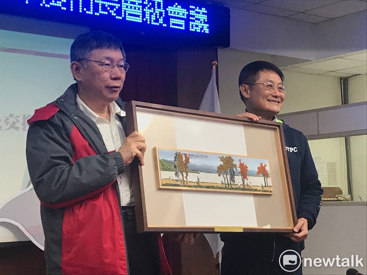 雙北論壇今登場，新北市長侯友宜因腰傷不克出席，改由新北副市長陳純敬（右）代打會台北市長柯文哲（左）。 圖：周煊惠 / 攝