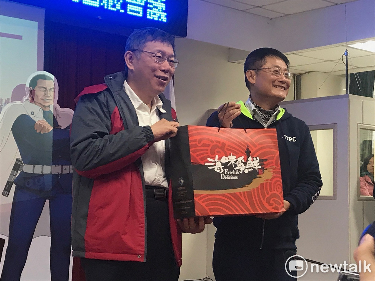 雙北論壇今登場，新北市長侯友宜因腰傷不克出席，改由新北副市長陳純敬（右）代打會台北市長柯文哲（左）。 圖：周煊惠 / 攝