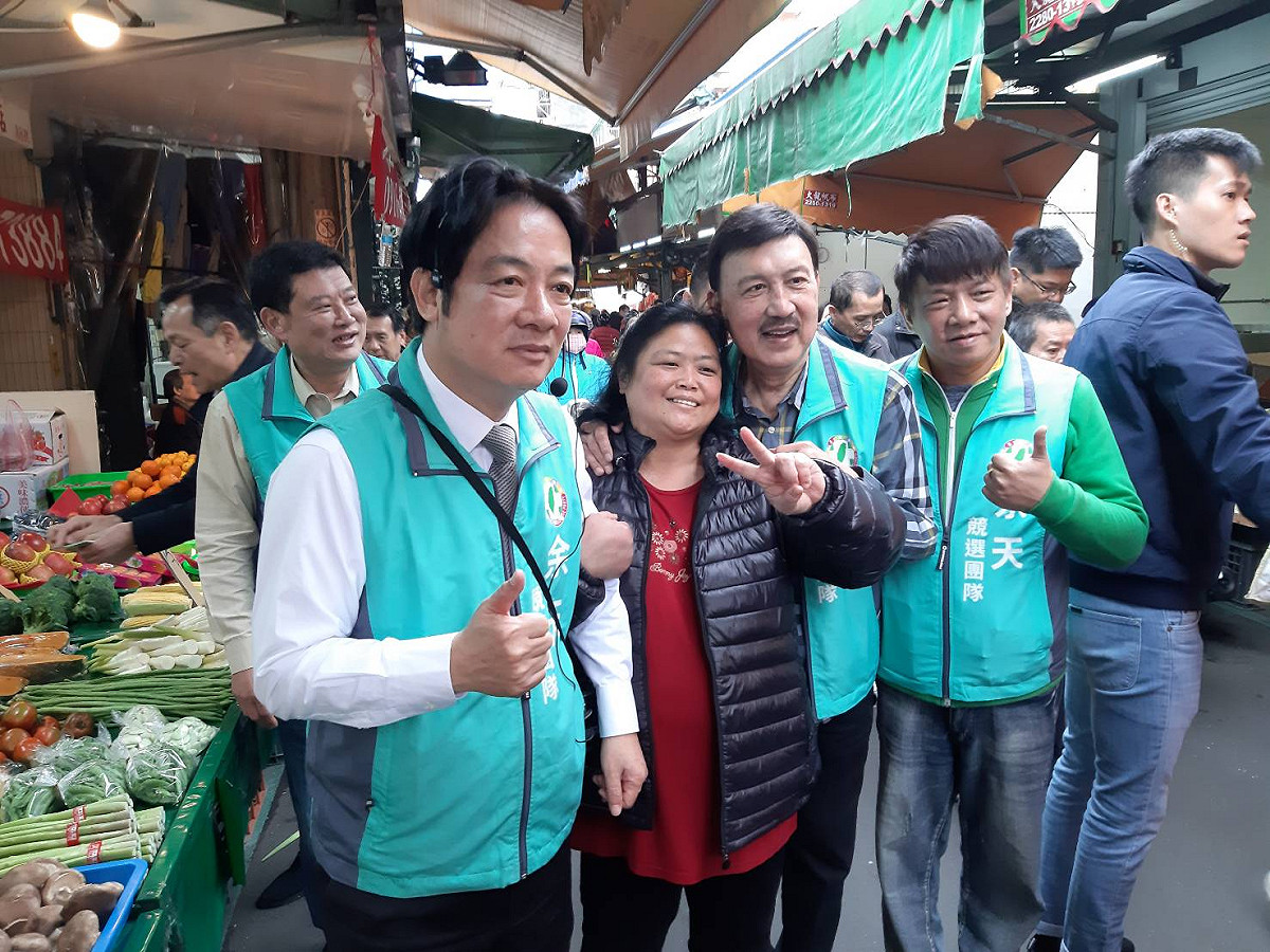 余天今早和前行政院長賴清德合體，前往大同市場向民眾掃街拜票。 圖：余天競選總部/提供