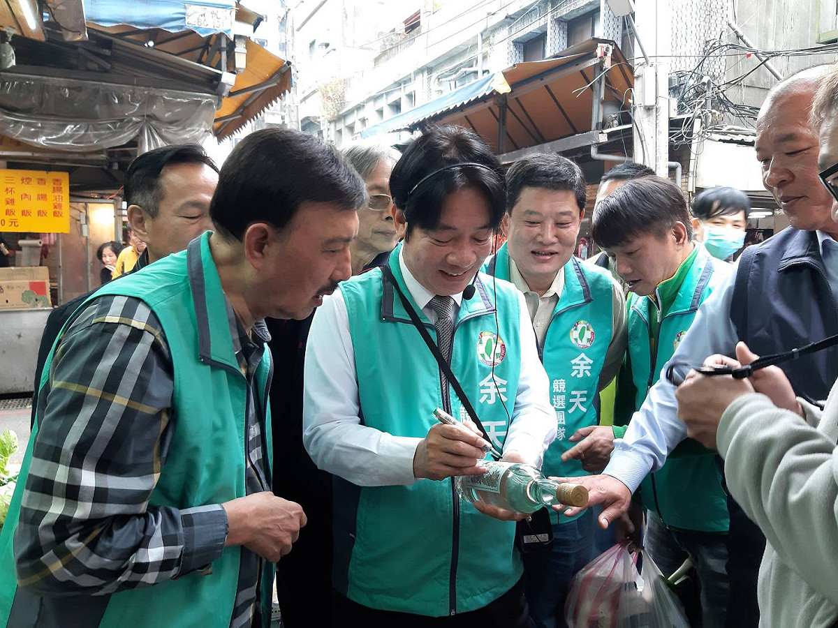 支持者還特別拿了高梁酒請賴神簽名。 圖：余天競選總部/提供
