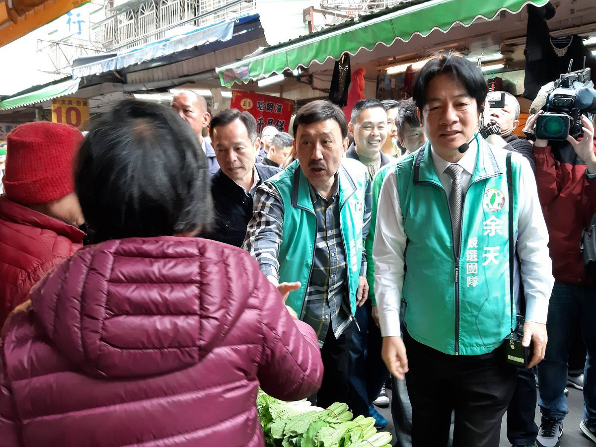 余天今早和前行政院長賴清德合體，前往大同市場向民眾掃街拜票。 圖：余天競選總部/提供