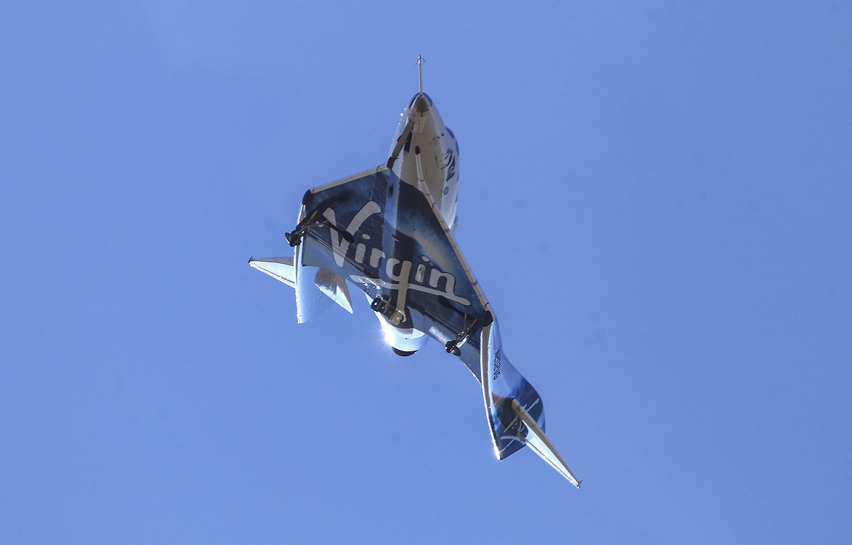 維珍銀河公司（Virgin Galactic）太空船美國時間22日首次進行載客測試，並飛上海拔89.9公里的太空邊際。 圖：達志影像/美聯社