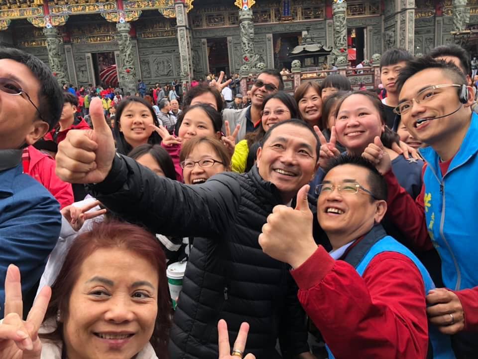 三重立委補選候選人鄭世維今日將舉辦造勢大會，原訂將邀請到「漢子、燕子、禿子」合體站台，但新北市長侯友宜確定因腰傷復發無法親臨現場。 圖:翻攝自鄭世維臉書專頁。