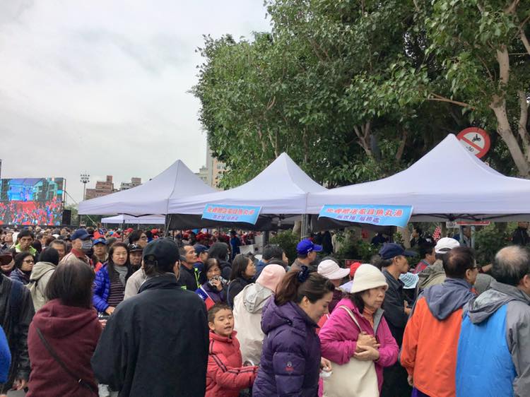 國民黨三重區立委補選候選人鄭世維今日舉辦造勢大會，現場發送5千個免費土包子，民眾熱情響應，更有韓粉直言「我就是土包子！」。 圖：翻攝自鄭世維臉書