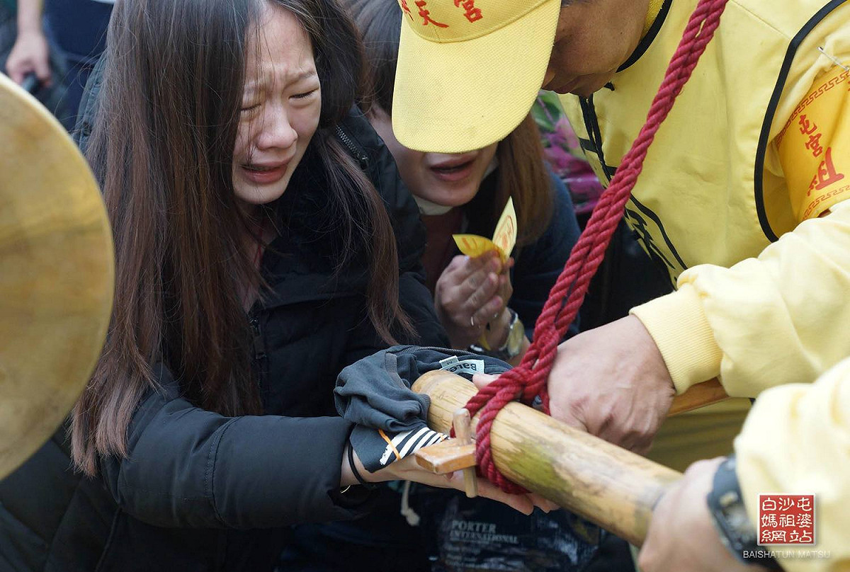 挺七月孕肚替重傷父求壽 白沙屯媽祖奇蹟回頭祈福