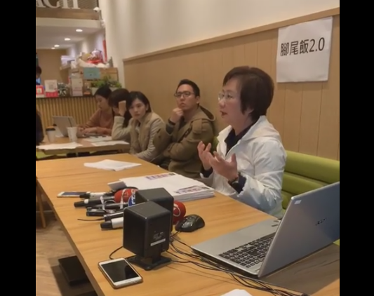 羅淑蕾直指影片內容中她與國泰世華副總莊秀珠的對話造假，怒批這根本是「腳尾飯2.0」。 圖：截自羅淑蕾直播影片