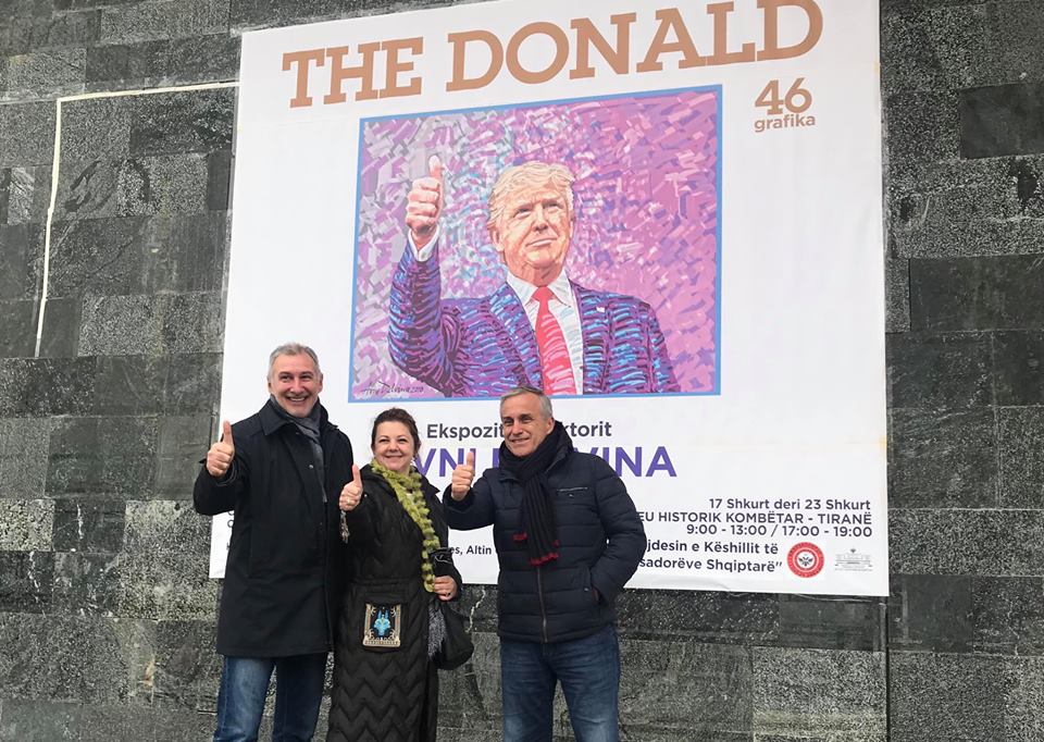 阿爾巴尼亞畫家戴維納（右）在阿爾巴尼亞舉辦「唐納」（The Donald）的藝術展。 圖：翻攝Avni Delvina臉書
