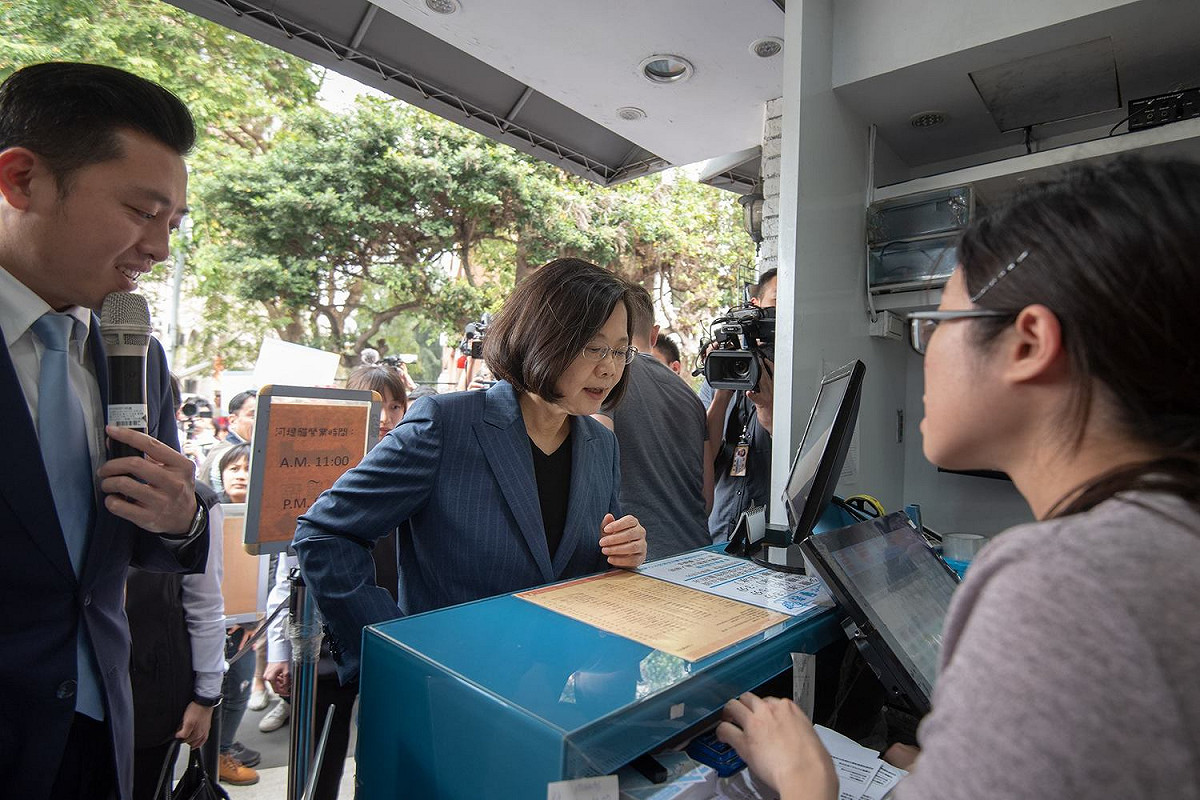由林智堅帶領蔡英文參訪新竹市，體驗市民生活。 圖：翻攝自 林智堅 臉書