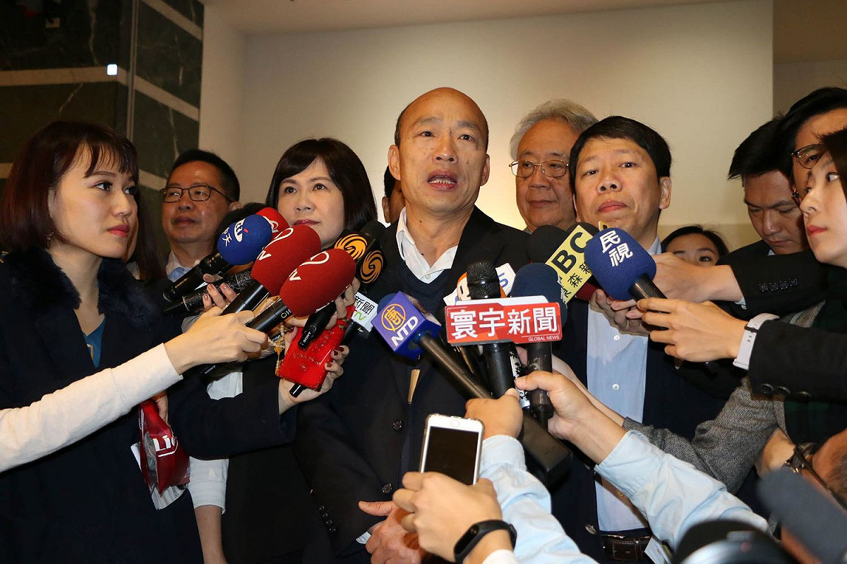 高雄市長韓國瑜今日上午將出訪東南亞行銷高雄，為農漁產品找通路及外銷，特地在桃園機場接受各家媒體訪問。 圖:高雄市政府提供。