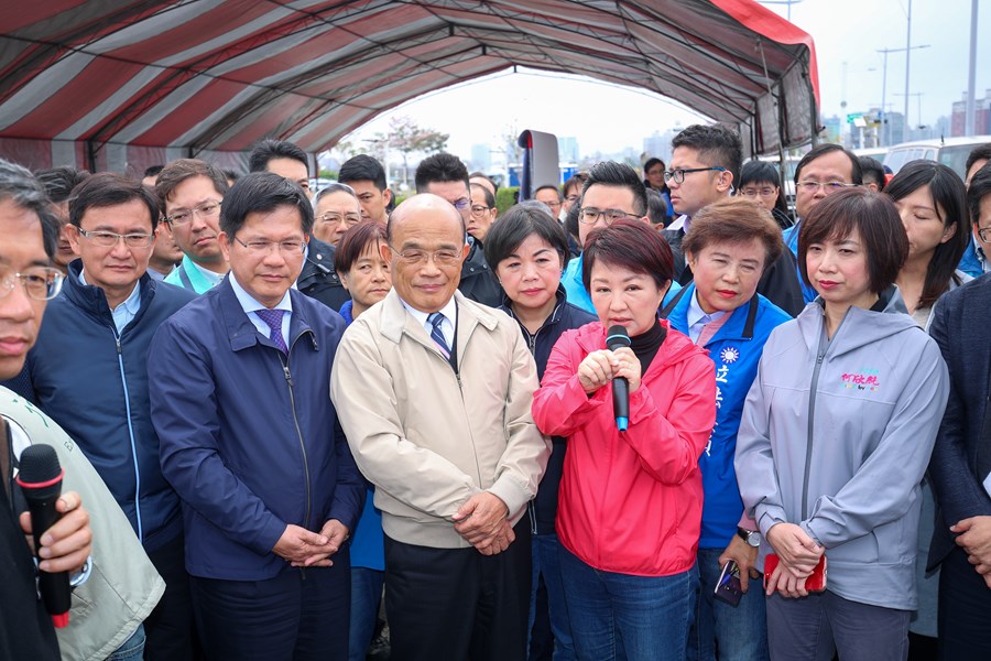 行政院長蘇貞昌率眾人視察國道1號增設銜接台74線系統交流道計畫。 台中市政府/提供