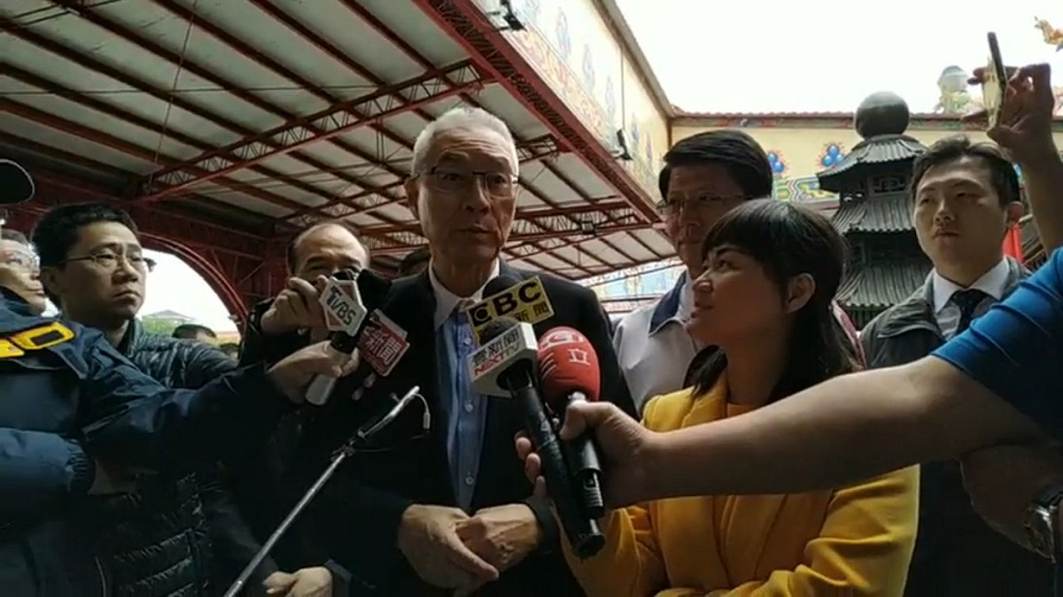 國民黨主席吳敦義今日前往屏東潮州妙光禪寺浴佛，面對媒體追問黨內「是否真的徵召高雄市長韓國瑜領表」，他表示黨有黨的程序，「斟酌考量當中」。 圖：新頭殼資料照。