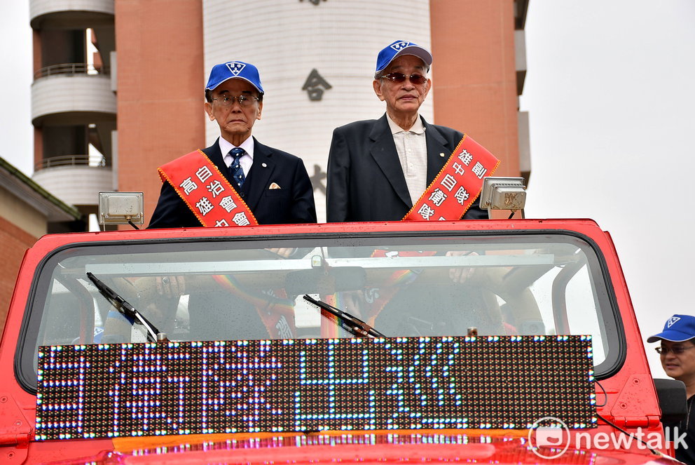 72年前的雄中自治會會長方振淵(左)、雄中自衛隊副隊長陳仁悲乘吉普車再出巡。 圖：孫家銘／攝