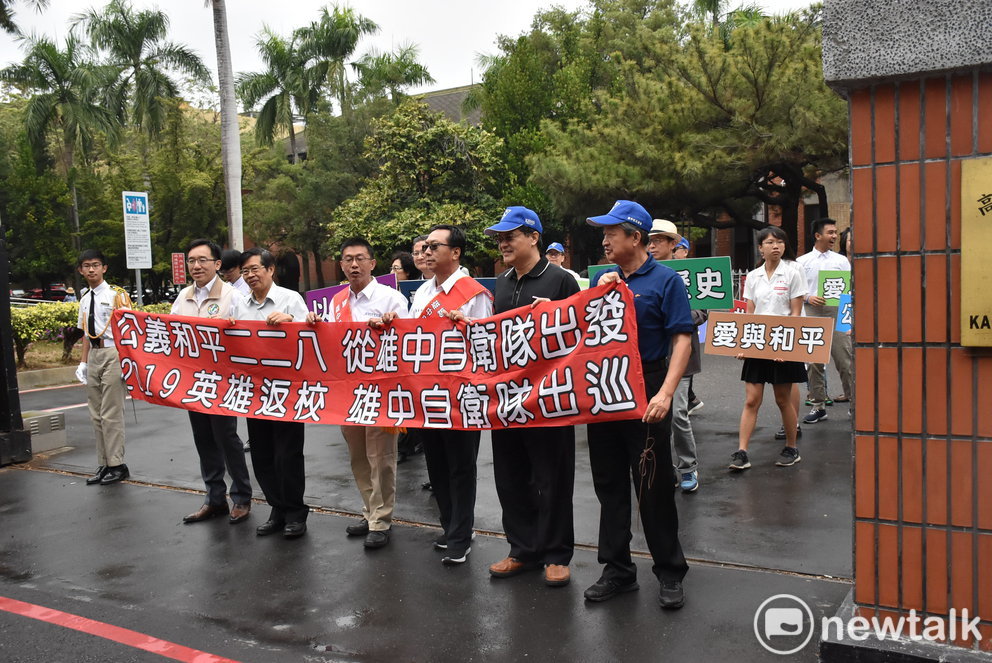 楊明州(左二)、陳致中(左一)及許智傑(左三)與來賓帶領學生自雄中出發前進高雄車站。 圖：孫家銘／攝