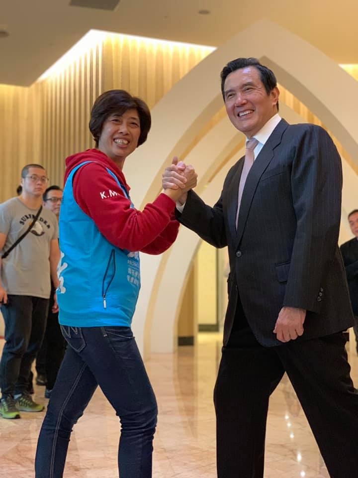 前總統馬英文(右)今日前往金門替立委補選候選人洪麗善(左)輔選，並呼籲鄉親3月16日千萬記得出來投票，把洪麗善送進立法院。 圖:翻攝自洪麗善臉書粉絲團。