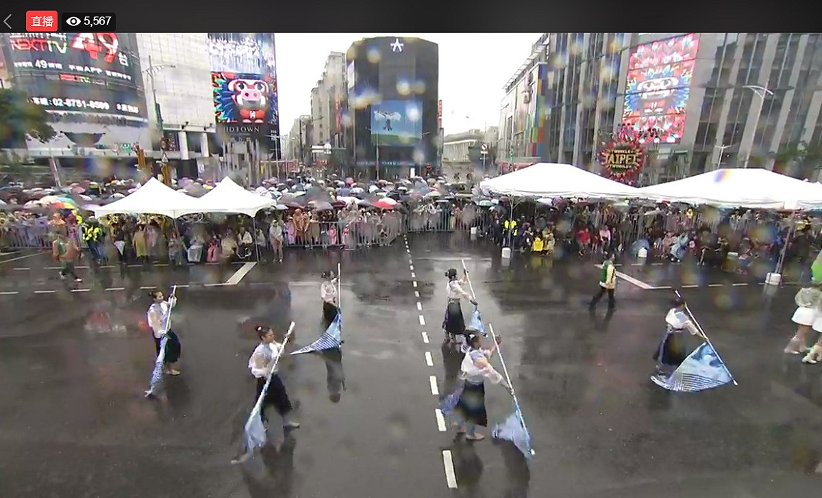 台北燈會踩街嘉年華遊行冒雨舉行。 圖：擷取自柯文哲臉書粉絲頁