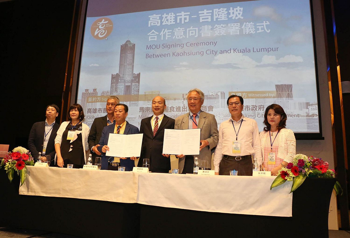 高雄市長韓國瑜與馬國簽訂合作備忘錄，替高雄接下1億元新台幣的農魚乾貨訂單。 圖：高雄市政府/提供