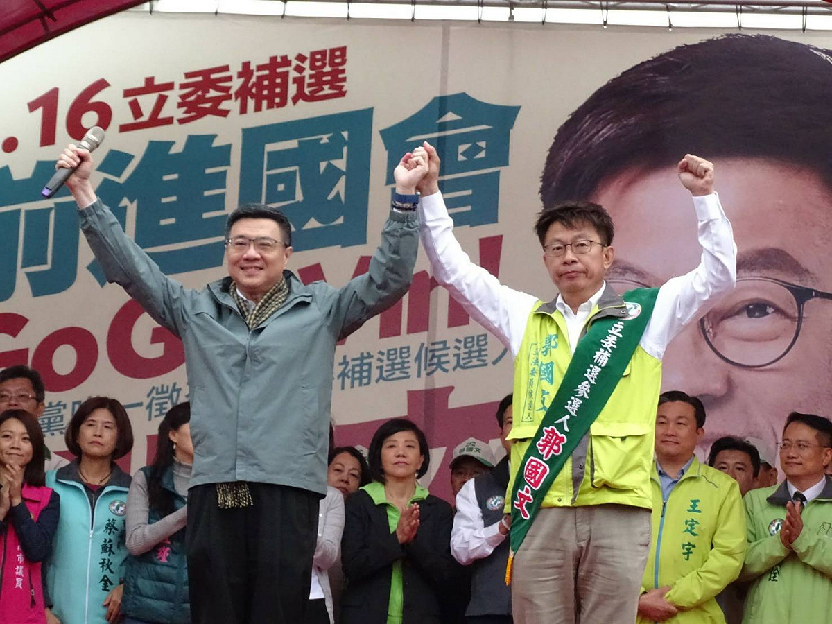 民進黨主席卓榮泰特地南下替台南立委補選參選人郭國文站台，並親授戰旗給他。 圖:民進黨提供。