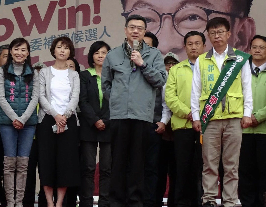 卓榮泰今日率領多位民僅黨黨內人士南下台南，支持台南立委補選參選人郭國文。 圖:民進黨提供。