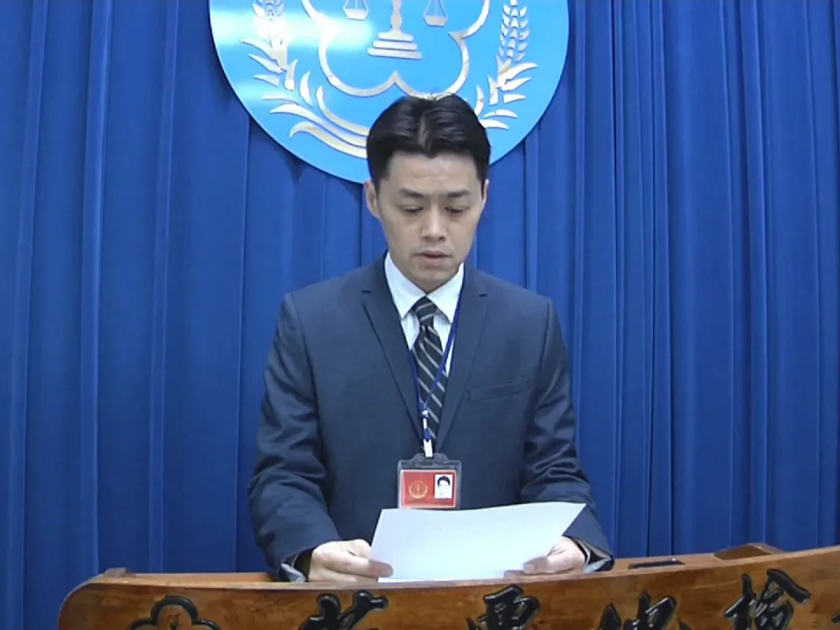 苗栗地檢署檢察官率同法醫相驗男嬰遺體，偵訊後認為劉嫌涉犯殺人罪嫌疑重大，且有逃亡之虞，昨天深夜向苗栗地方法院聲請羈押，今天凌晨法院裁准羈押禁見。 圖：翻攝自Youtube