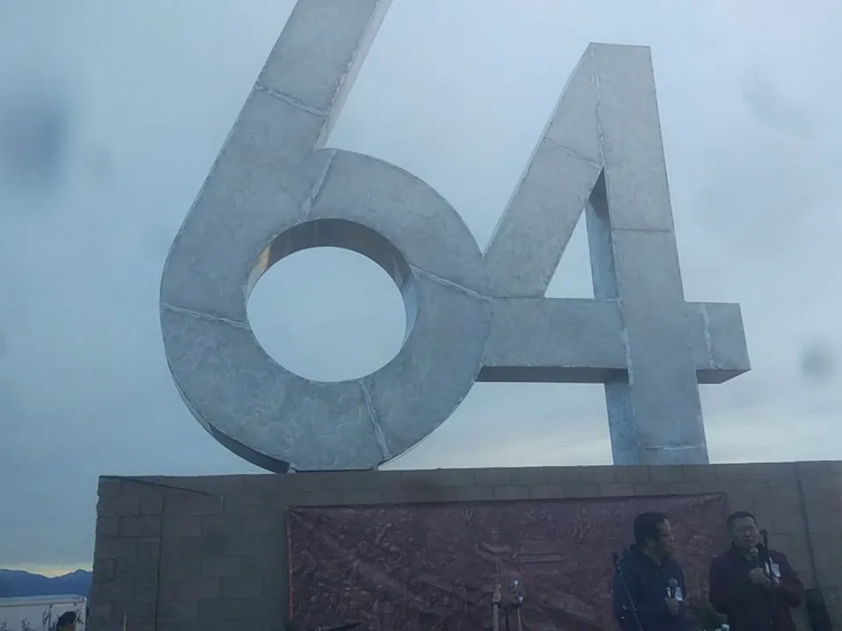 談到「六四」紀念碑的設計構想，陳維明說，「這個雕塑本身高6.4米，加上2.5米的基座，剛好是8.9米，含義就是紀念89六四。這個公園離中國北京剛好是6400英里，方位傾角是64度。」 圖：翻攝自Youtube