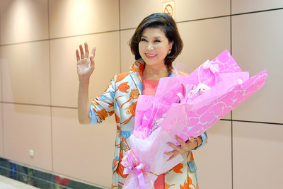 被譽為是台灣「最美麗主持人」的白嘉莉，24日傍晚搭機返抵台灣，遠嫁印尼息影多年的她，這次專程回到台灣，就是要為台中市代言。 圖：中央社