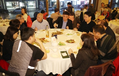 台北市東區老字號江浙菜餐廳永福樓24日最後一天營業 ，不少民眾趁著結束營業前趕來品嚐，包括國民黨副主席郝龍斌（前中）等政界人士也前往用餐。 圖：中央社