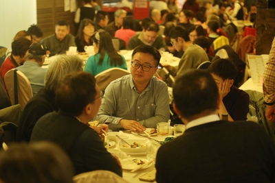 台北市東區老字號江浙菜餐廳永福樓24日最後一天營業 ，不少老顧客把握最後機會前往用餐，其中也有多名政界人士，包含民進黨秘書長羅文嘉（中）。 圖：中央社