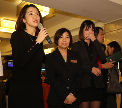 台北市東區老牌江浙菜餐廳永福樓24日是最後一天營業 ，代表幹部在接近結束營業時刻列隊鞠躬謝客，有員工更在受訪時難掩感傷落淚。 圖：中央社