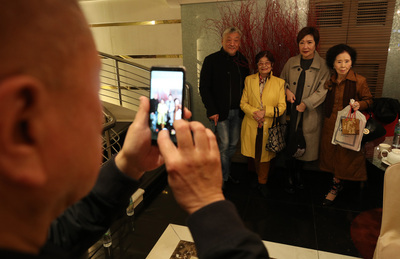 台北市東區經營40年老字號江浙菜餐廳永福樓24日最後一天營業，不少老主顧趕在最後時刻前往用餐，並在離場時拍照留念。 圖：中央社
